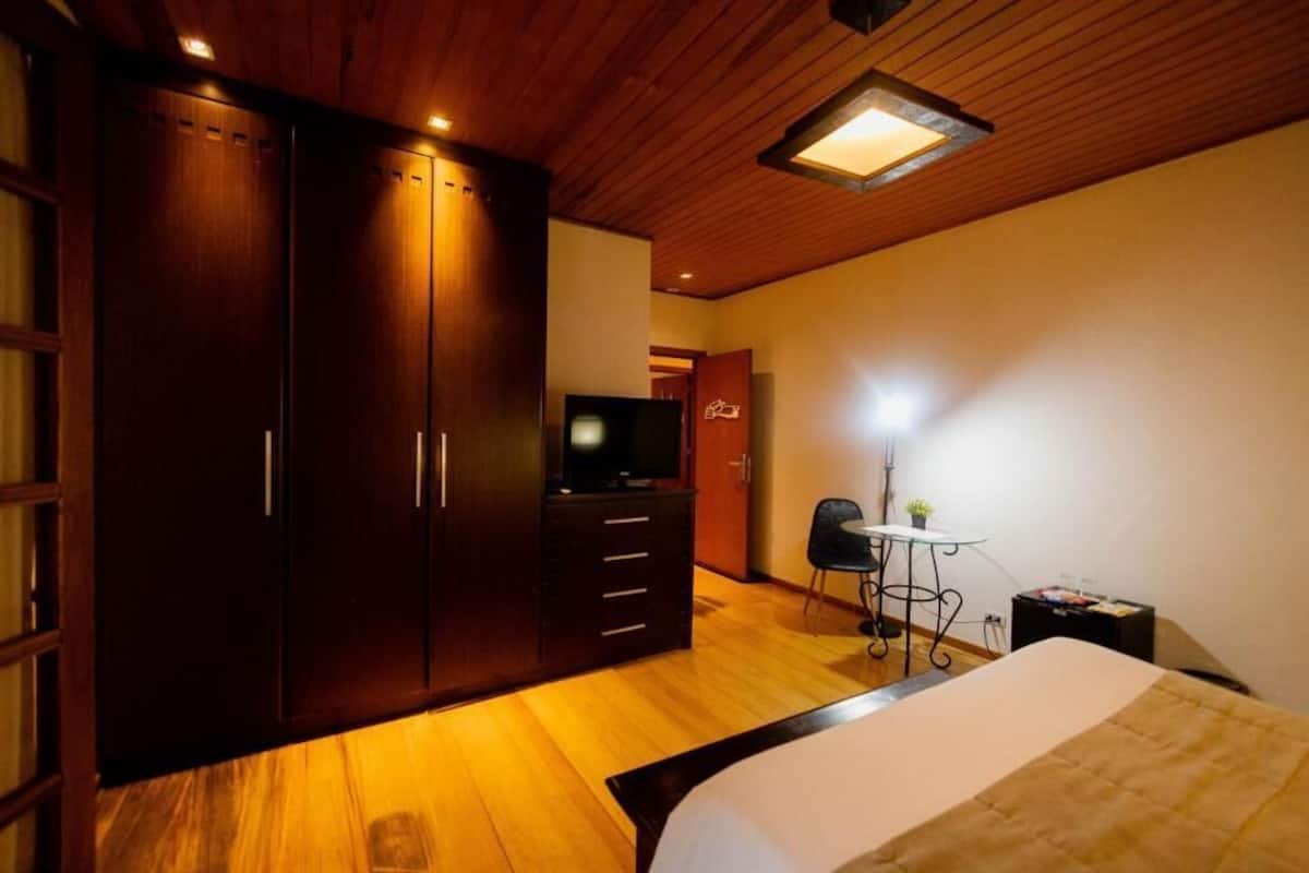 Especial com Varanda | Seprai antialergi, minibar, tirai kedap cahaya, dan Wi-Fi gratis