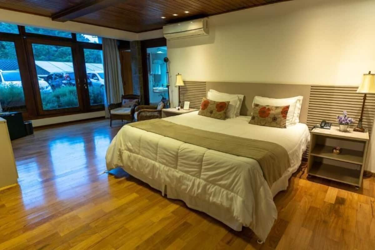 Suíte Master Éden Com Banheira de Higromassagem Dupla | Allergikerbettwaren, Minibar, Verdunkelungsvorhänge, kostenloses WLAN