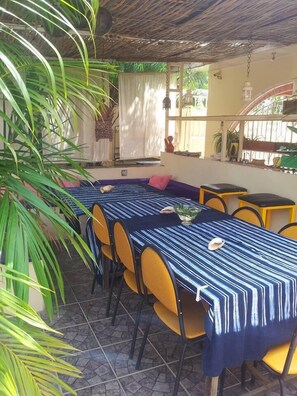 Outdoor dining - A La Casa (Serrekunda)