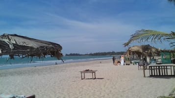 Nära stranden och vit sandstrand