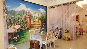 Lobby sitting area - Rose Castle Hostel (Taitung)