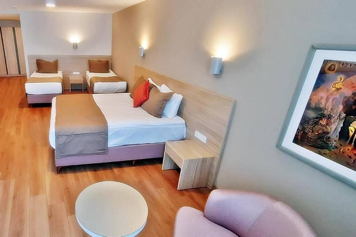 Minibar, laptop workspace, soundproofing, WiFi (free)