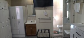 Habitación cuádruple económica, 1 habitación | Baño | Regadera, regadera con hidromasaje, amenidades de baño gratuitas 