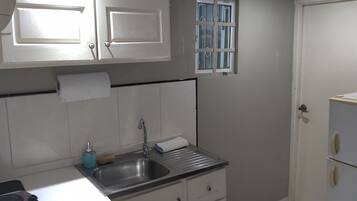 Jääkaappi, mikroaaltouuni, keittoastiat/astiat/ruokailuvälineet