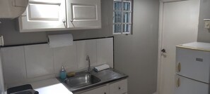 電冰箱、微波爐、鍋具/餐盤/廚房用品