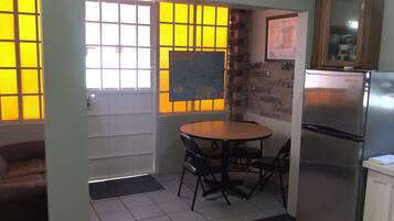 Habitación cuádruple económica, 1 habitación | Zona de estar | Una televisión