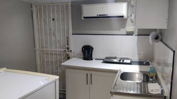 Refrigerador, microondas y utensilios de cocina