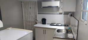 Fridge, microwave, cookware/dishes/utensils - Woodbrook on the Avenue (Port of Spain)