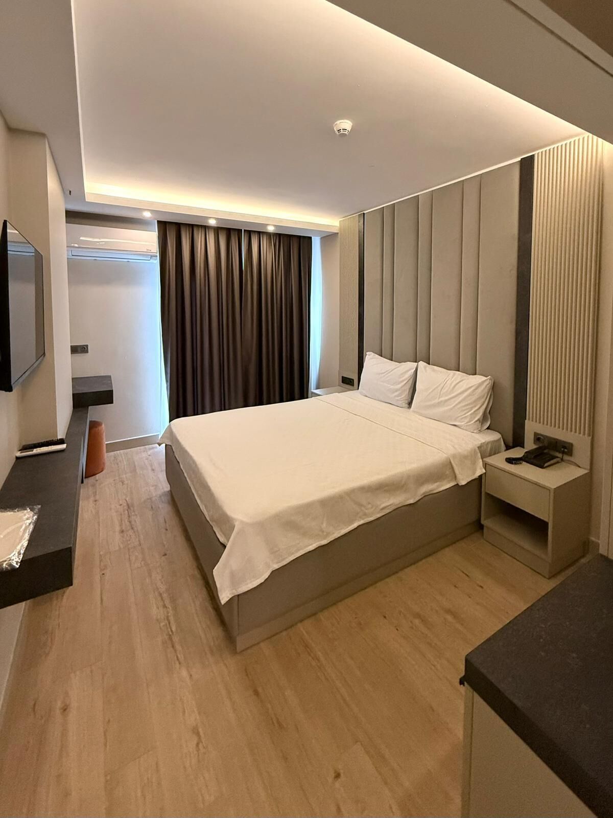 Minibaari, tallelokero huoneessa, työpöytä, äänieristys