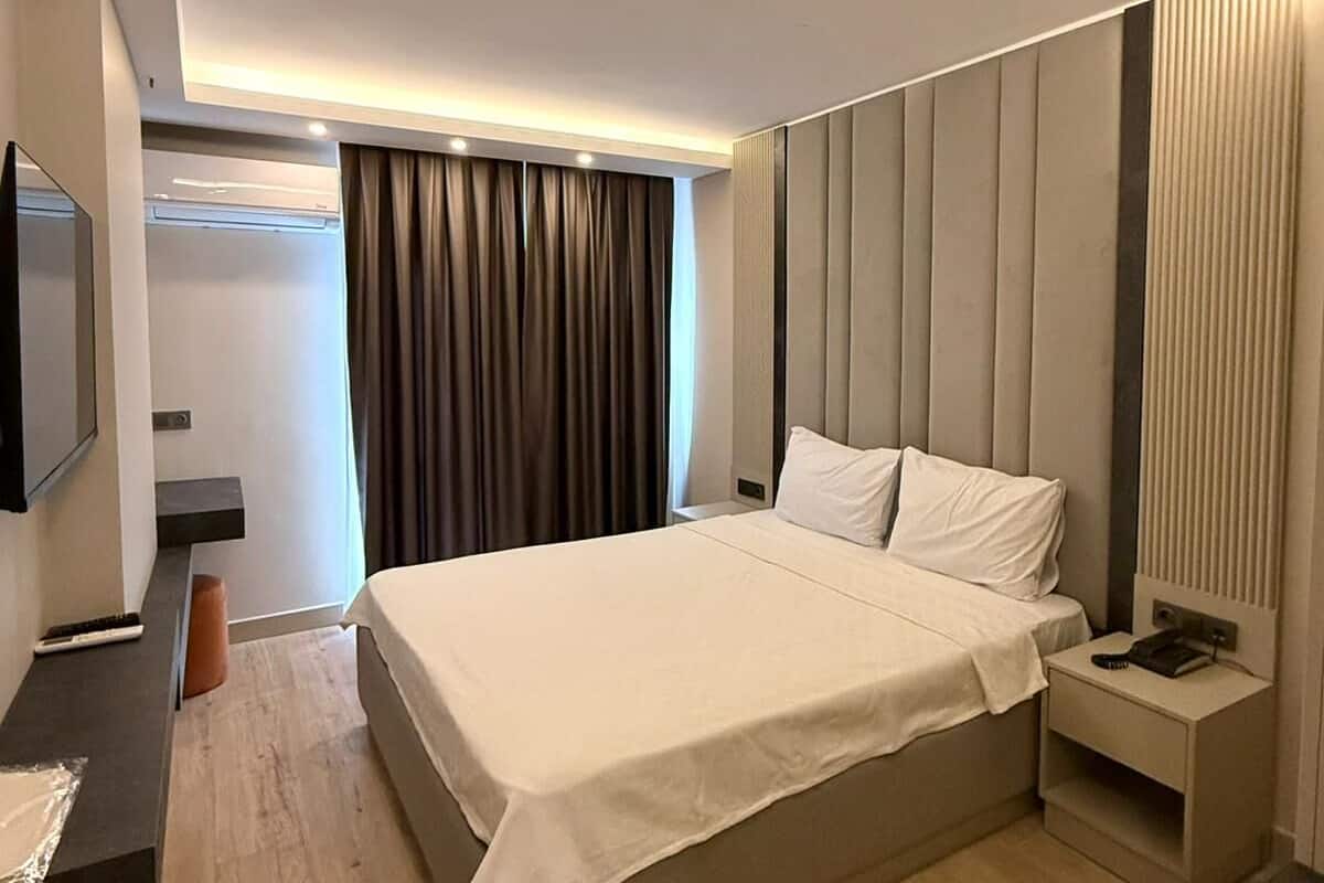 Minibar, caja de seguridad en la habitación y escritorio