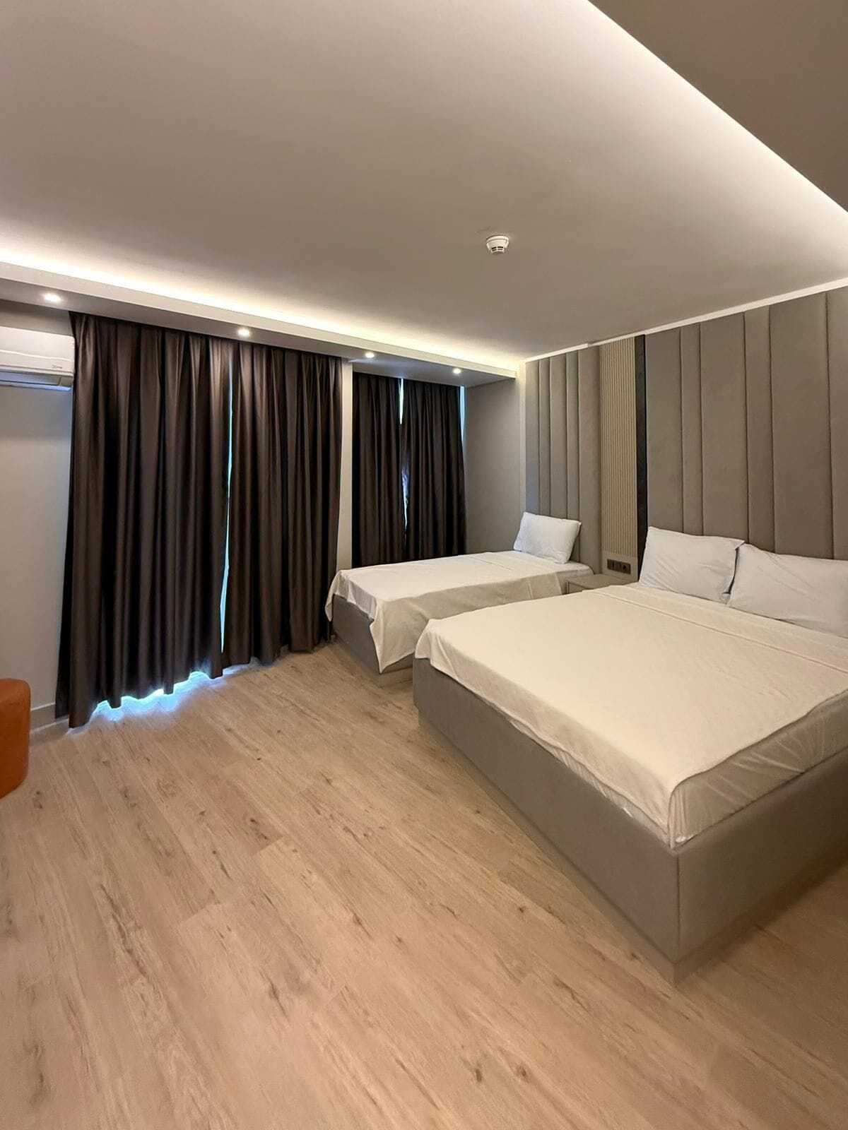 Perhehuone, 3 makuuhuonetta, parveke, kaupunkinäköala | Minibaari, tallelokero huoneessa, työpöytä, äänieristys