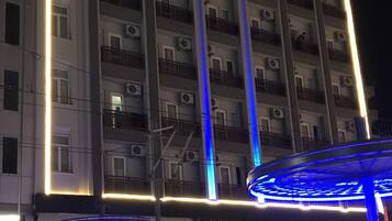 Fassade der Unterkunft – Abend/Nacht