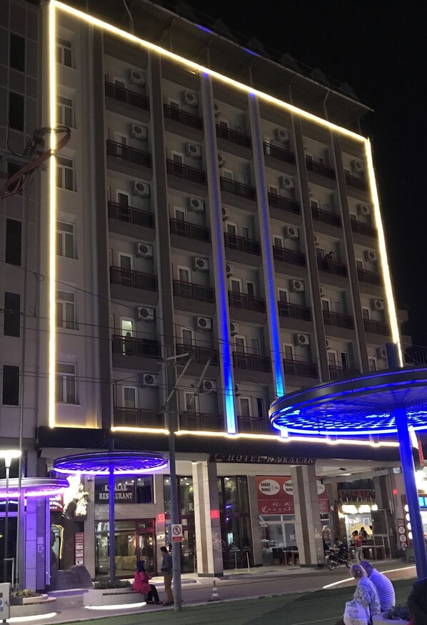 Façana frontal de l'allotjament (vespre/nit)