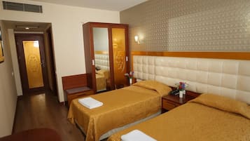 Frigobar, cofres nos quartos, escrivaninha, quartos à prova de som
