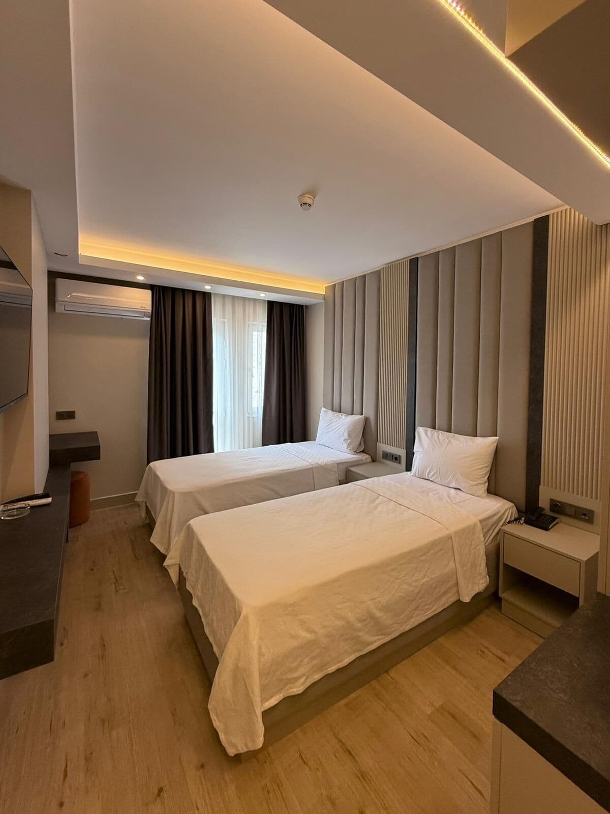 Minibaari, tallelokero huoneessa, työpöytä, äänieristys