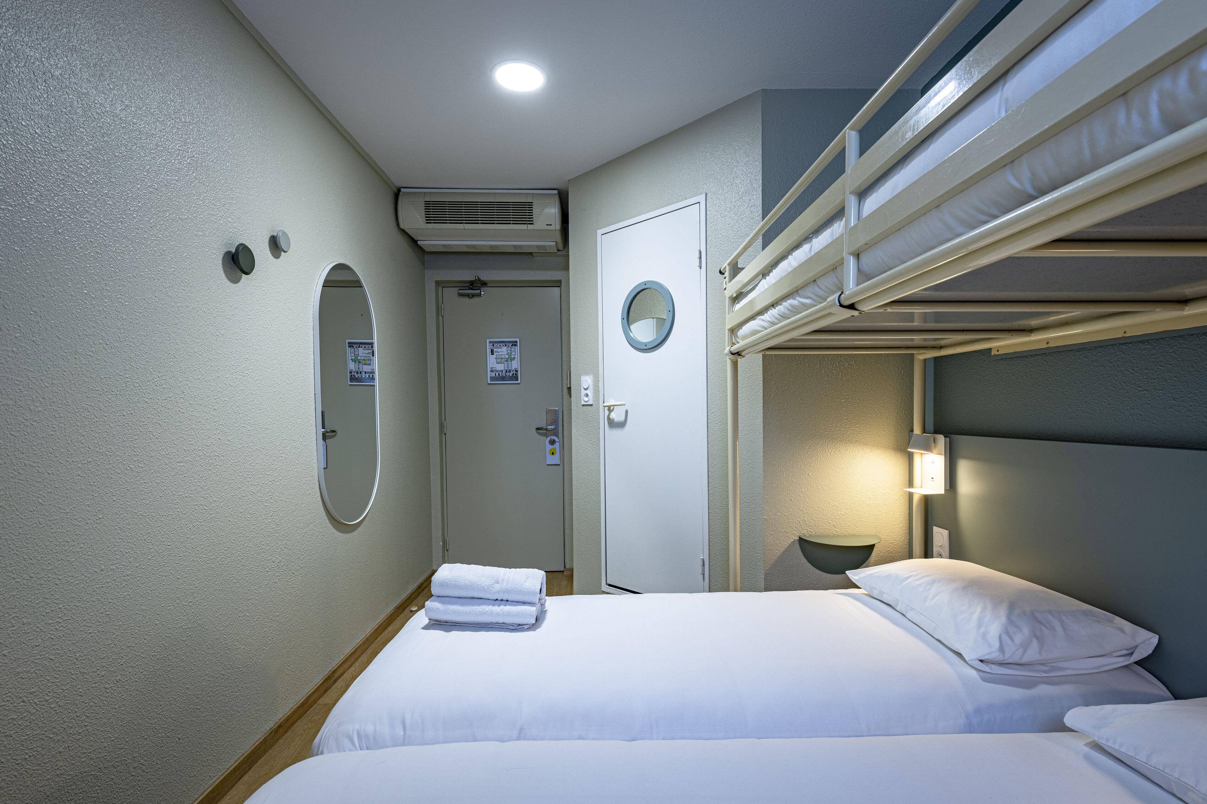 triple room (mezzanine) | individually furnished, desk, bed sheets