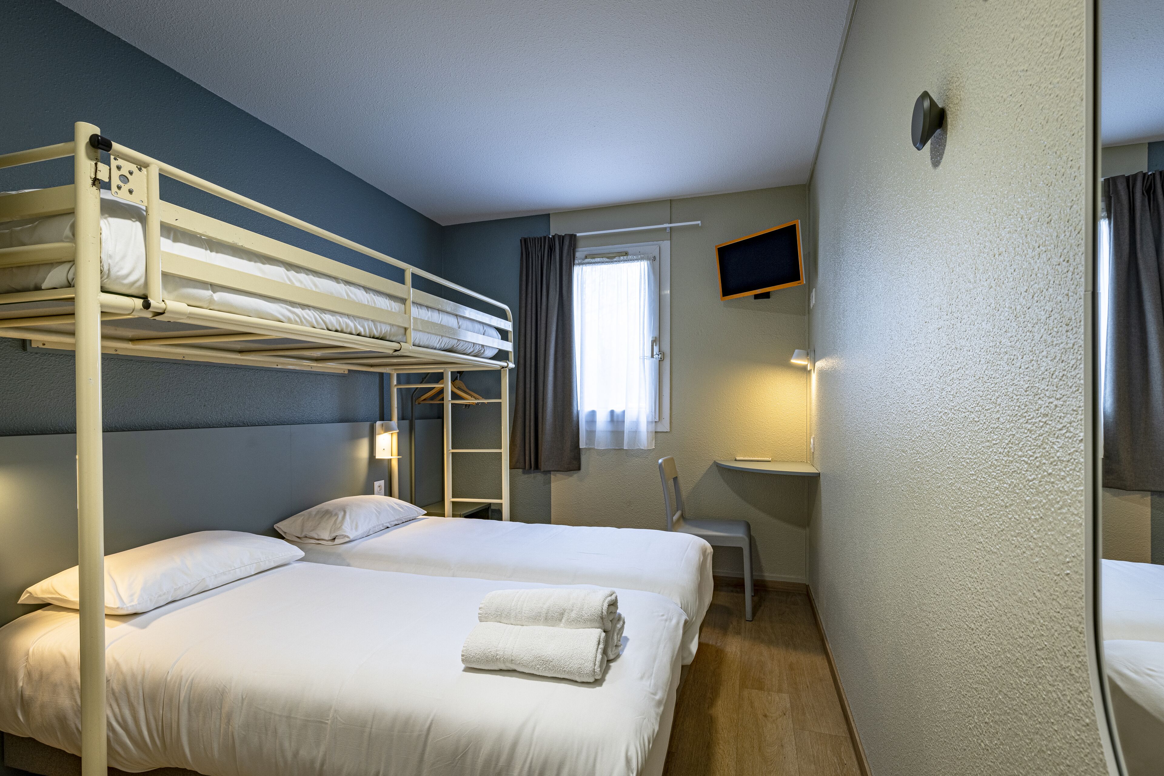 triple room (mezzanine) | individually furnished, desk, bed sheets