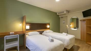 Eenpersoonskamer | Individueel gemeubileerd, een bureau, beddengoed