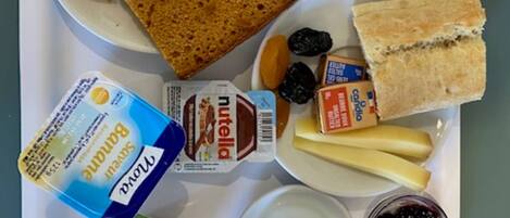 Petit déjeuner buffet (8.50 EUR par personne)