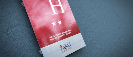 A red and white brochure with a large 'H' and stars, titled '2022 CLASSMENT VALABLE 5 ANS MINISTERE CHARGÉ DU TOURISME' and 'TOUT FRANCE'.