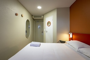 Individually furnished, desk, bed sheets - Vinihôtel (Beaune)