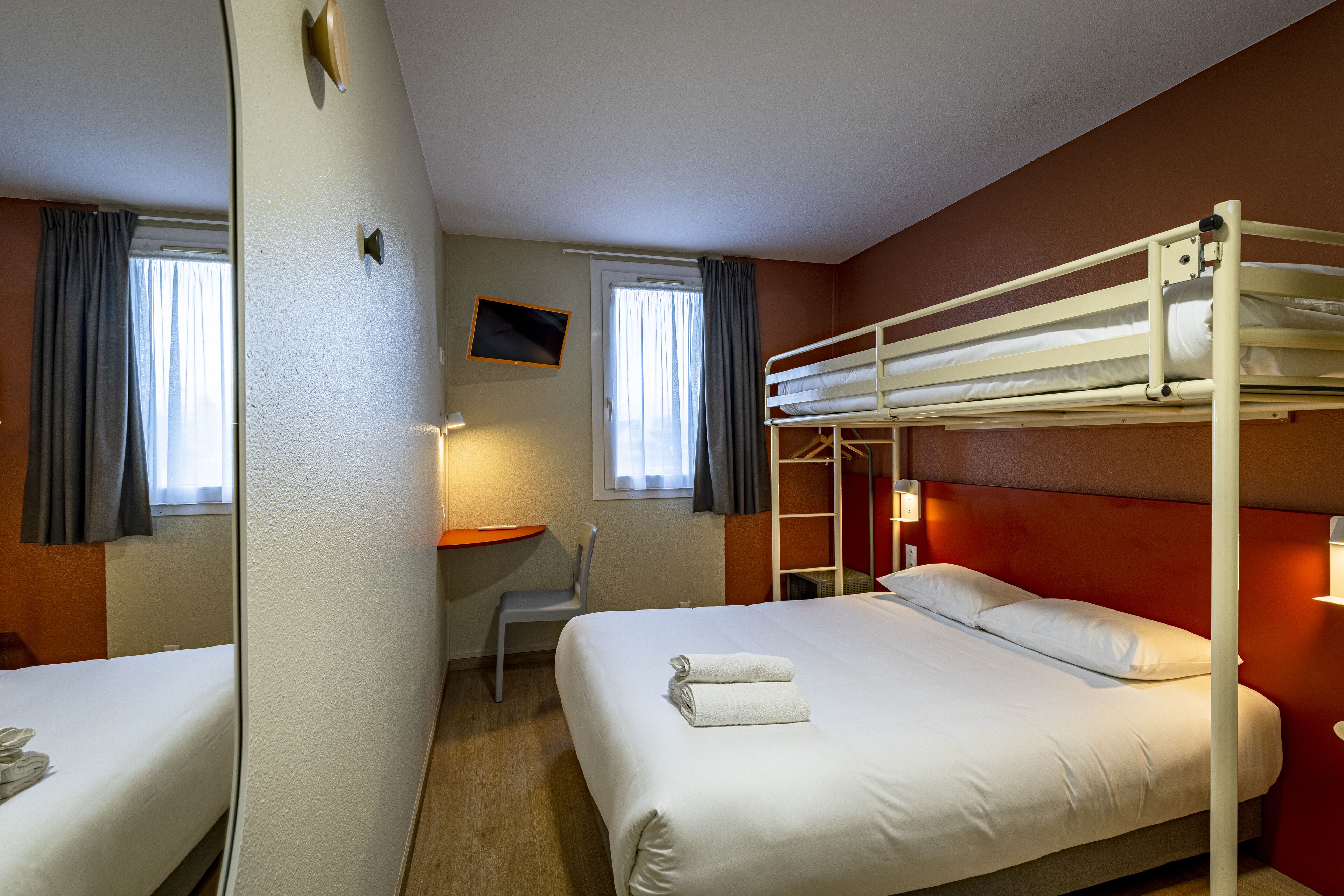 triple room (mezzanine) | individually furnished, desk, bed sheets