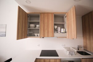 Refrigerador, microondas, horno, placa de cocina