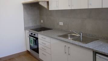 Appartamento Comfort, 2 camere da letto, vista città | Cucina privata | Frigorifero, microonde, forno, piano cottura