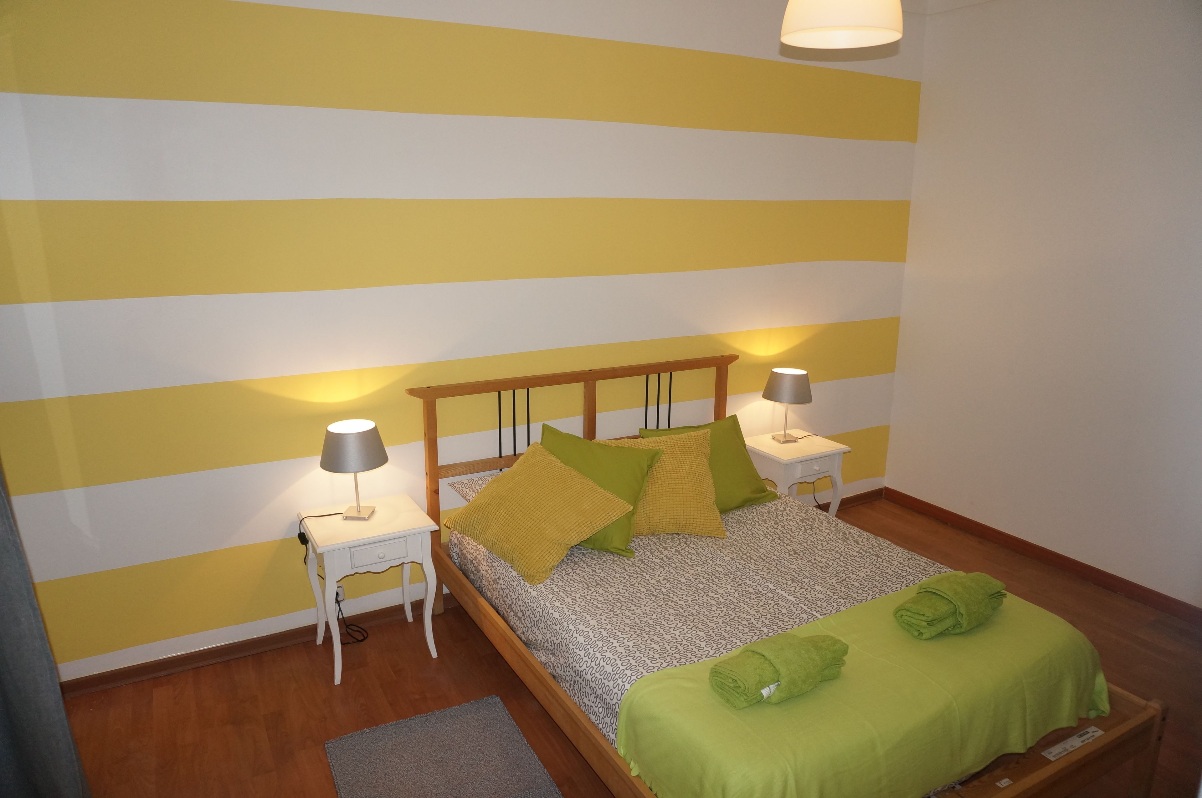 Espacio para trabajar con laptop y sistema de insonorización 