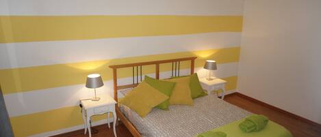 Espacio para trabajar con laptop y sistema de insonorización