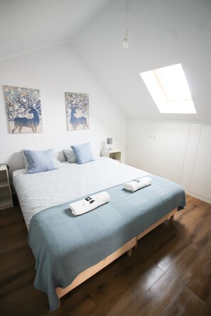 Family Villa | Laptop workspace, soundproofing, iron/ironing board, free WiFi