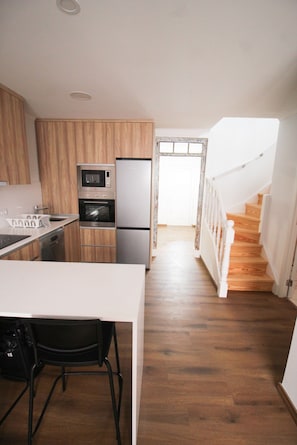 Family Villa | Private kitchen | Fridge, microwave, oven, stovetop - Oriente DNA Studios II (Loures)