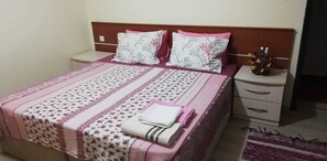 Kolmen hengen perhehuone, kaupunkinäköala | Egyptinpuuvillaiset lakanat, ylelliset vuodevaatteet, untuvapeitot