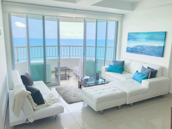 Basic Apartment, 2 Bedrooms, Balcony (CTG114) | Living room | 32-inch flat-screen TV with cable channels, TV - Apartamentos SOHO Style - Frente al Mar CTG (Cartagena)