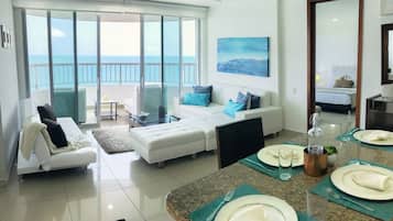 Departamento básico, 2 habitaciones, balcón (CTG114) | Sala de estar | Televisión de pantalla plana de 32 pulgadas con canales por cable