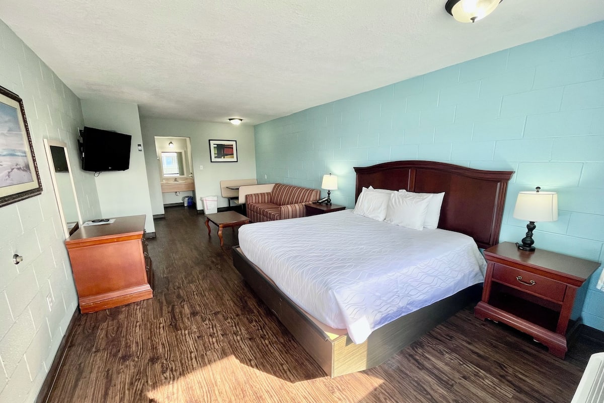 Deluxe Room, 1 King Bed, Kitchen (KITCHEN WITH 1 KING) | 1 bedroom, blackout drapes, iron/ironing board, cribs/infant beds