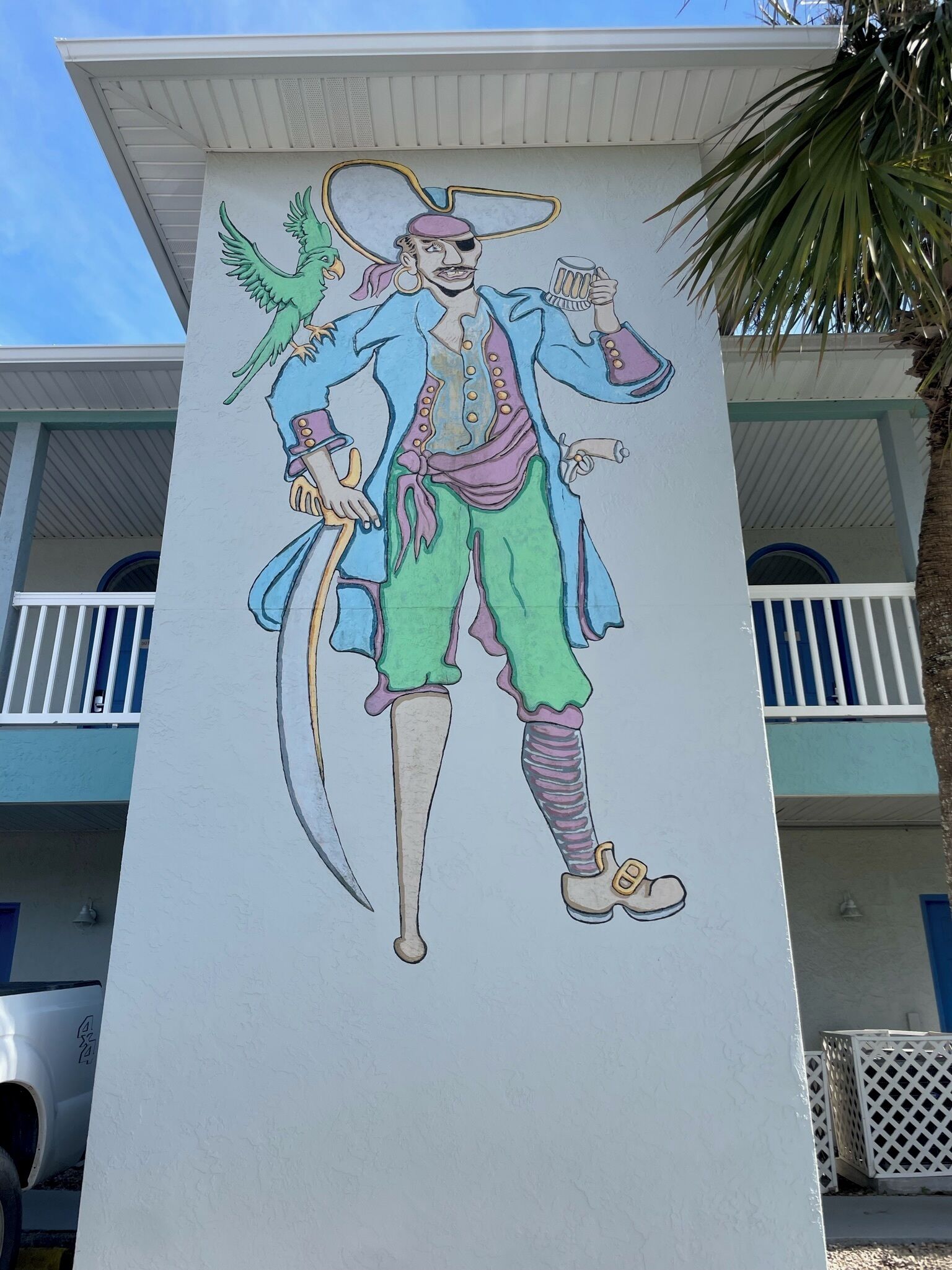 En bygning med et muralmaleri af en piratfigur, der holder et sværd og en krus.