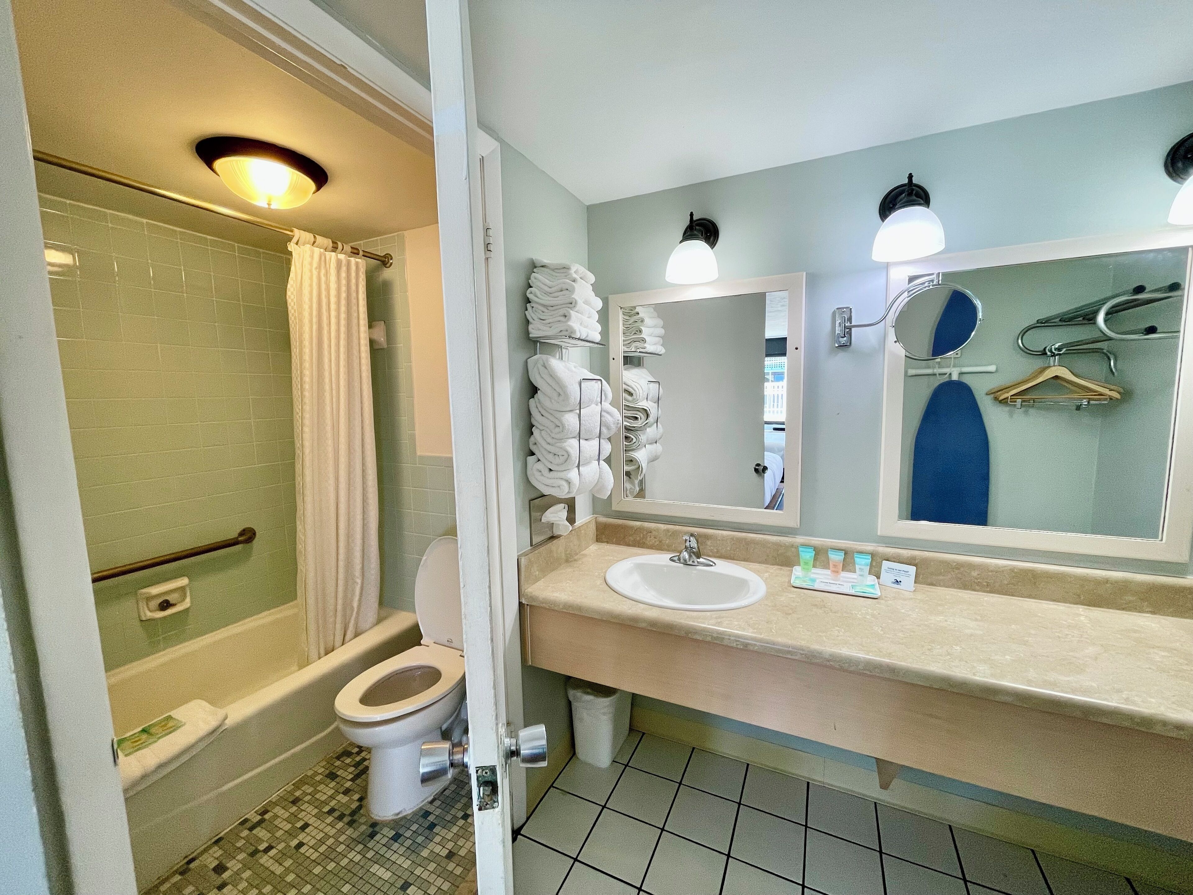 وحدات دش مع أحواض استحمام، مستلزمات مجانية للعناية الشخصية، مجففات شعر