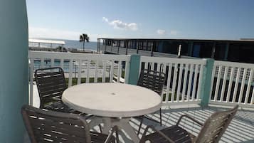 Executive Suite, 1 King Bed with Sofa bed, Courtyard View (SUITES WITH 1 Q AND 1Q SLEEPER SOFA) | Terrace/patio