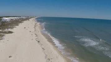 Aan het strand, wit zand, strandlakens