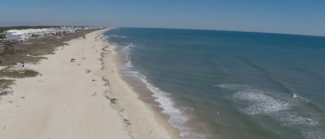 Sulla spiaggia, sabbia bianca, teli da spiaggia