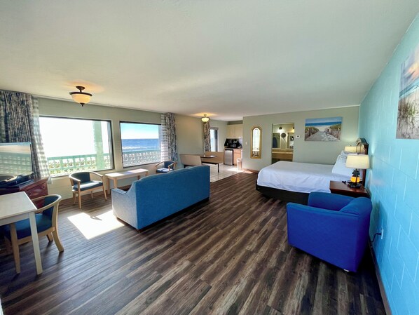 Habitación Premium, 1 cama King size, cocina (GULF FRONT KITCHEN WITH 1 KING) | Área de sala de estar | Televisión de pantalla plana de 32 pulgadas con canales por cable 