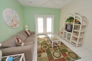 32-inch flat-screen TV with cable channels, TV - Buccaneer Inn (St. George Island)