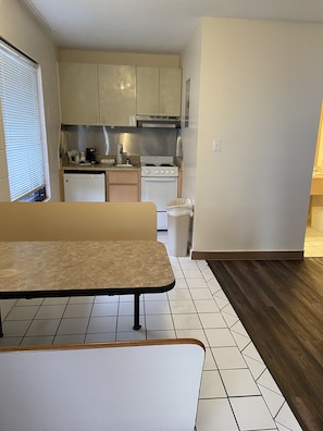 Quarto luxo, 1 cama King, cozinha, vista para a praia (GULF FRONT KITCHEN WITH 1 KING) | Cozinha privada | Frigobar, micro-ondas, cafeteira/chaleira, torradeira