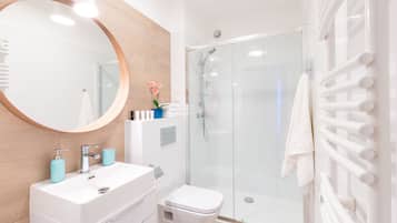 Apartamento, 1 quarto (Number 1) | Banheiro | Produtos de toalete grátis, secador de cabelo, toalhas de banho