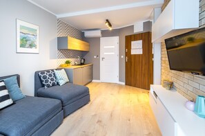 Deluxe Studio Suite | Living area | Flat-screen TV - FriendHouse Apartments - Vistula & Wawel (Kraków)