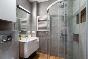 Exclusive Penthouse | Bathroom | Free toiletries, hair dryer, towels, soap - FriendHouse Apartments - Avenue (Kraków)