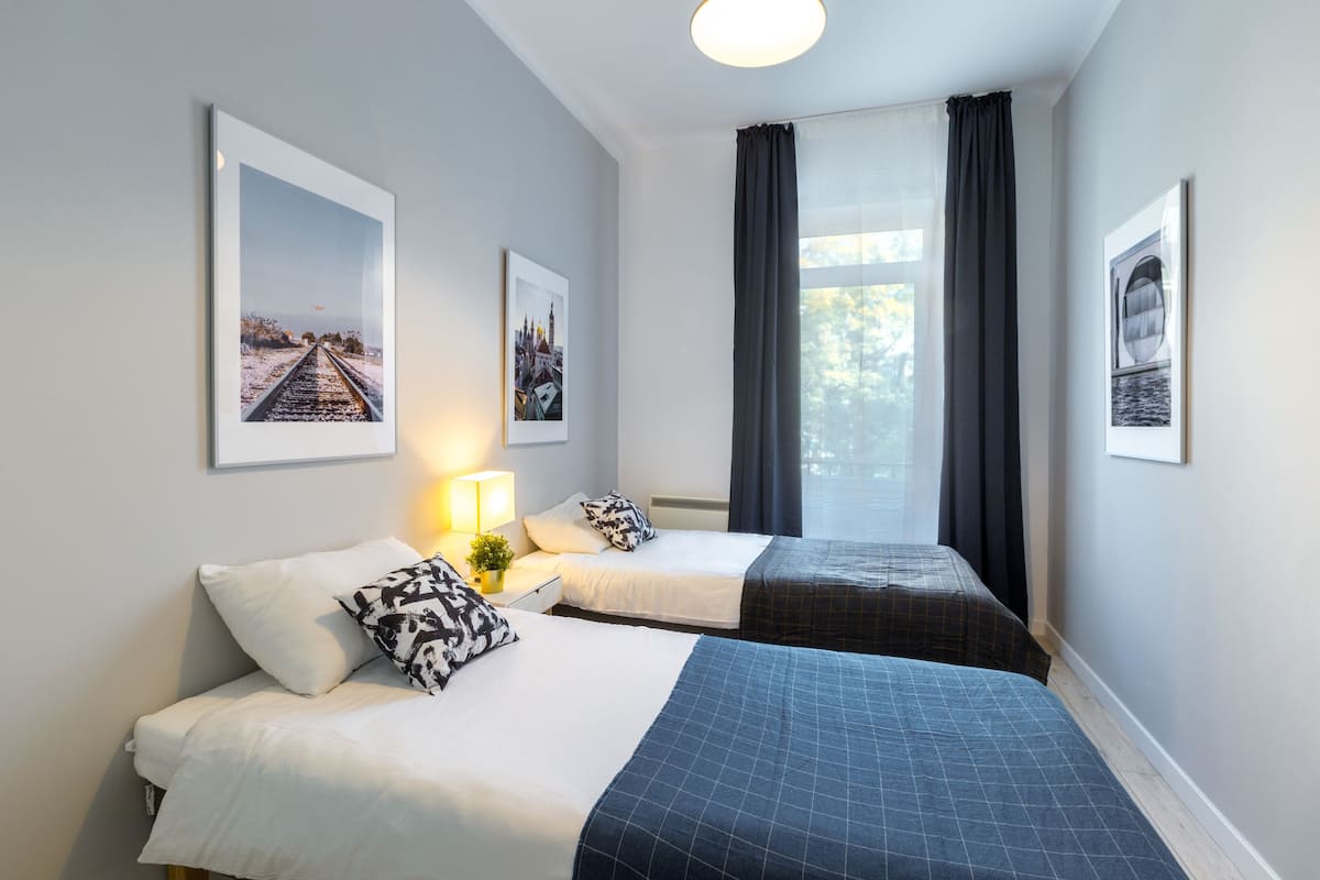 Exclusive-Apartment (Number 2) | Hochwertige Bettwaren, individuell dekoriert, Schreibtisch
