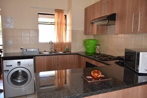Full-sized fridge, microwave, oven, stovetop