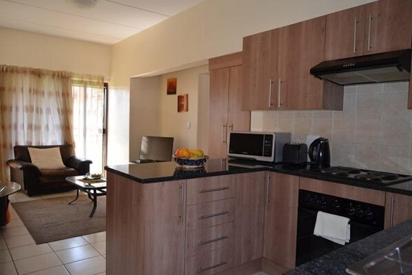 Full-sized fridge, microwave, oven, stovetop